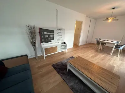 Télévision ou salle de divertissement dans l'établissement Appartement 4 pers. avec parking gratuit sur place Petit Couronne