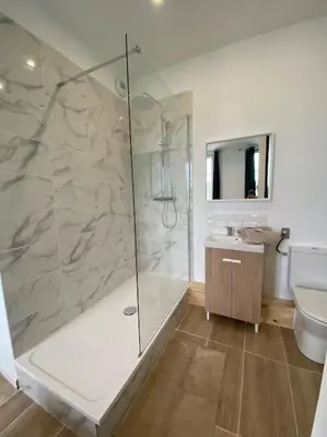 Salle de bains dans l'établissement La Perle Bleue
