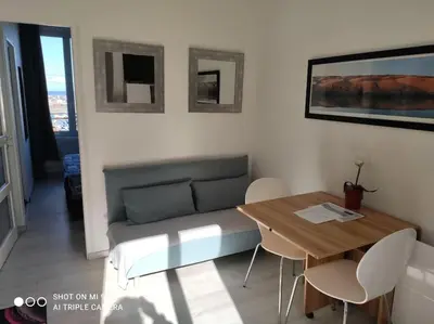 Coin salon dans l'établissement Studio Tribord Le Tréport - vue mer & falaises