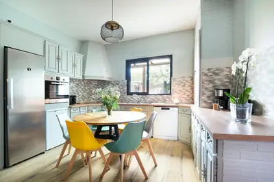 Cuisine ou kitchenette dans l'établissement Maison et Jardin - Chambre Cosy