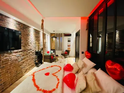 Un ou plusieurs lits dans un hébergement de l'établissement Saphir Spa - Sauna Balnéo Chromothérapie Massage