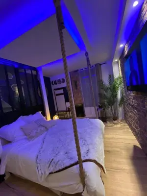 Un ou plusieurs lits dans un hébergement de l'établissement Saphir Spa - Sauna Balnéo Chromothérapie Massage
