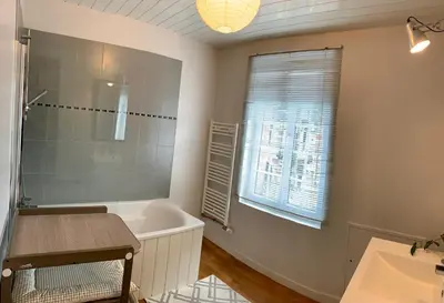 Salle de bains dans l'établissement Le Rayon de Soleil - Grand & Lumineux - Plage et Gare