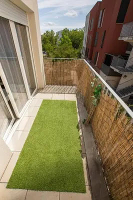 Jardin de l'établissement T2 au calme proche gare, parking privé