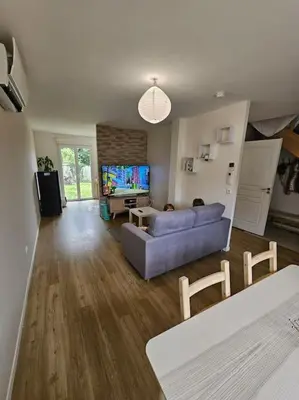 Télévision ou salle de divertissement dans l'établissement Maison Le Bois Petit