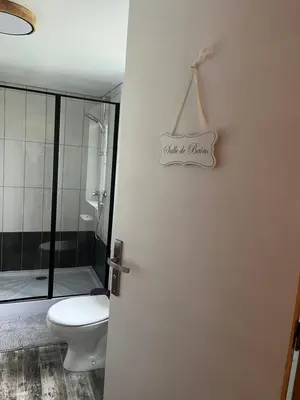 Salle de bains dans l'établissement Maison en Colombage