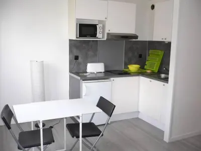 Cuisine ou kitchenette dans l'établissement Appartement Nickel et confortable