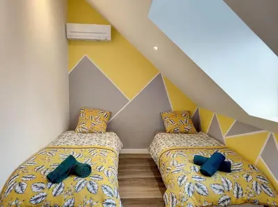 Un ou plusieurs lits dans un hébergement de l'établissement Maison proche centre ville clim jardin wifi 8 personnes