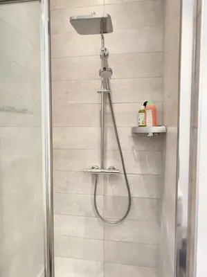 Salle de bains dans l'établissement Maison proche centre ville clim jardin wifi 8 personnes