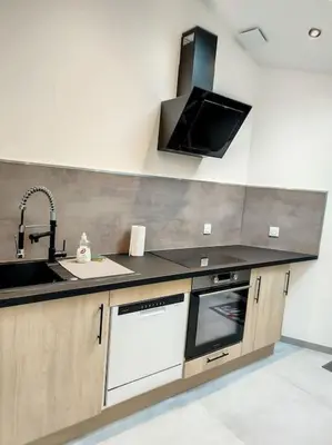 Cuisine ou kitchenette dans l'établissement Maison proche centre ville clim jardin wifi 8 personnes