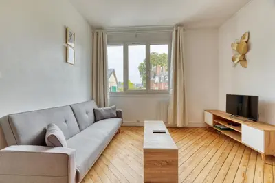Télévision ou salle de divertissement dans l'établissement Saint Maur F2 beau logement entier