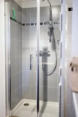 Salle de bains dans l'établissement Le Coin des Artistes