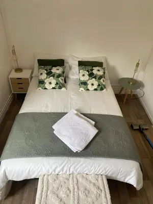 Un ou plusieurs lits dans un hébergement de l'établissement Maison cosy avec 3 chambres et 3 salles de bains