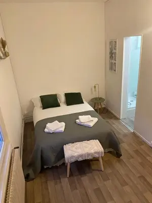 Un ou plusieurs lits dans un hébergement de l'établissement Maison cosy avec 3 chambres et 3 salles de bains