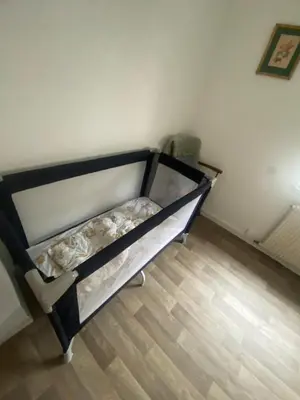 Un ou plusieurs lits dans un hébergement de l'établissement Maison cosy avec 3 chambres et 3 salles de bains
