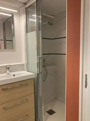 Salle de bains dans l'établissement 30mn de Paris st lazare en train, studio 42 m2