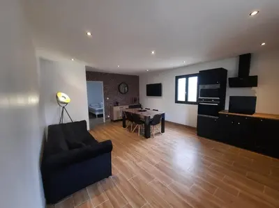 Télévision ou salle de divertissement dans l'établissement Appartement à la campagne