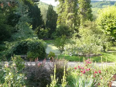 Jardin de l'établissement La Pluie de Roses