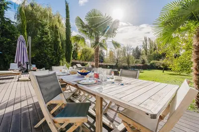 Jardin de l'établissement Maison bonheur proche GIVERNY et top pour télétravail