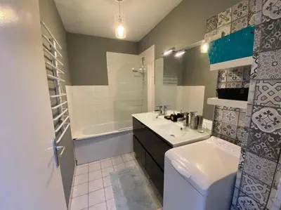 Salle de bains dans l'établissement Le Lagon bleue T avec extérieur