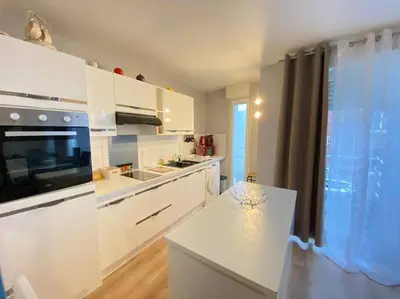 Cuisine ou kitchenette dans l'établissement Le Lagon bleue T avec extérieur