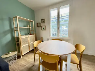 Coin salon dans l'établissement Spacieux Appartement 3 chambres Au Pied De La Gare