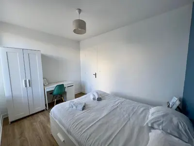 Un ou plusieurs lits dans un hébergement de l'établissement Spacieux Appartement 3 chambres Au Pied De La Gare