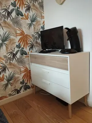 Télévision ou salle de divertissement dans l'établissement Le ptit nid de Louviers TV/Fibre