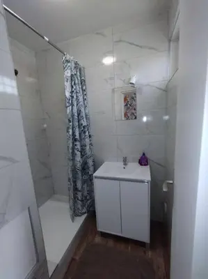 Salle de bains dans l'établissement Le ptit nid de Louviers TV/Fibre