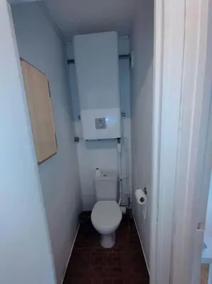 Salle de bains dans l'établissement Le ptit nid de Louviers TV/Fibre