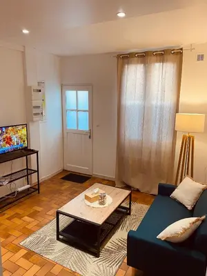 Télévision ou salle de divertissement dans l'établissement Cozy little house