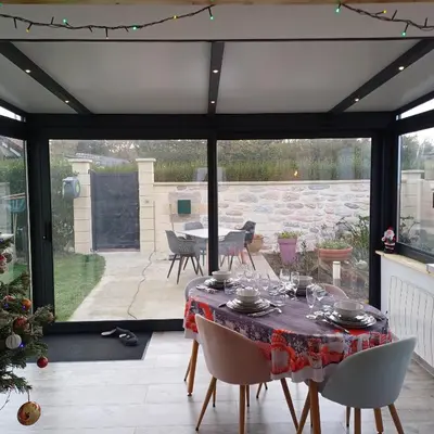 Jardin de l'établissement Maison classée 4 étoiles vue sur la mer