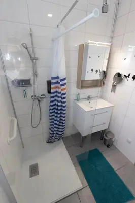 Salle de bains dans l'établissement Maison classée 4 étoiles vue sur la mer
