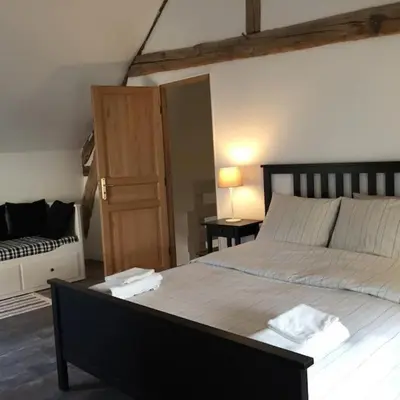 Un ou plusieurs lits dans un hébergement de l'établissement Gite de charme à Frémainville dans le vexin