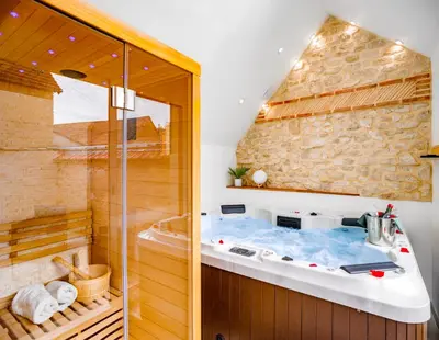 Salle de bains dans l'établissement Escapade au Cocon des Plaisirs Secrets Spa &Sauna
