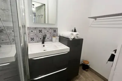 Salle de bains dans l'établissement L'échappée MERs- Maison 3 chambres au Centre 500m de la plage
