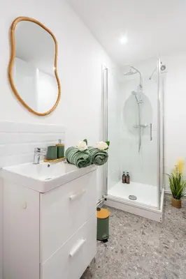 Salle de bains dans l'établissement L'écrin des Bois - Proche aéroport Beauvais, Chantilly, forêt de Hez-Froidmont, parking public gratuit, Wifi & Netflix