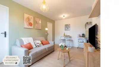 Télévision ou salle de divertissement dans l'établissement L'écrin des Bois - Proche aéroport Beauvais, Chantilly, forêt de Hez-Froidmont, parking public gratuit, Wifi & Netflix