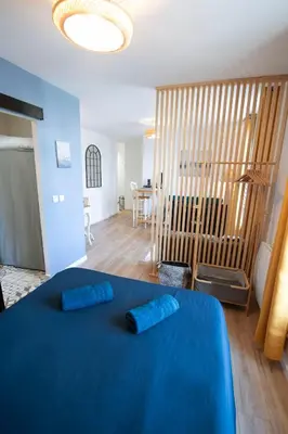 Un ou plusieurs lits dans un hébergement de l'établissement Le Cosy & Boisé de Pontoise