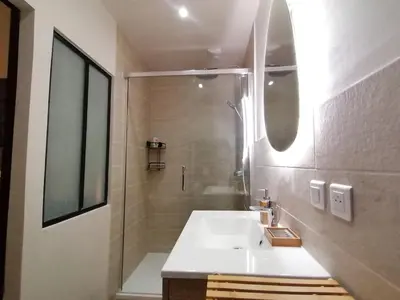 Salle de bains dans l'établissement Le Cosy & Boisé de Pontoise