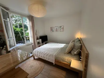 Un ou plusieurs lits dans un hébergement de l'établissement Escale Cosy à Pontoise avec terrasse
