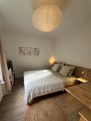 Un ou plusieurs lits dans un hébergement de l'établissement Escale Cosy à Pontoise avec terrasse