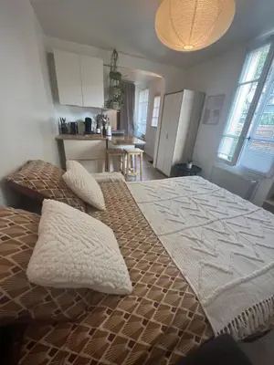 Un ou plusieurs lits dans un hébergement de l'établissement Escale Cosy à Pontoise avec terrasse