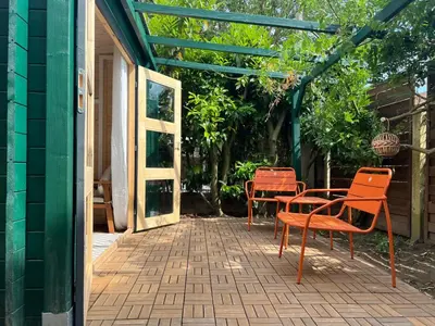 Jardin de l'établissement Escale Cosy à Pontoise avec terrasse
