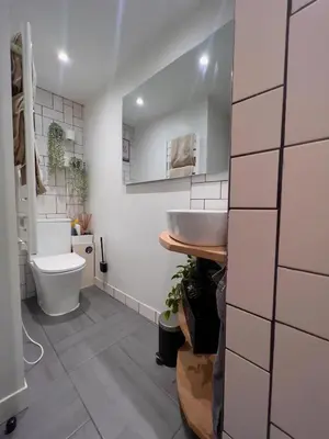 Salle de bains dans l'établissement Escale Cosy à Pontoise avec terrasse
