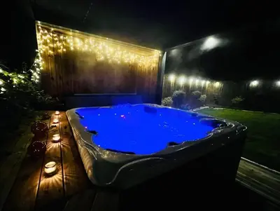 Piscine de l'établissement KosyHouse - Un petit coin de paradis-SPA & Massage ou située à proximité