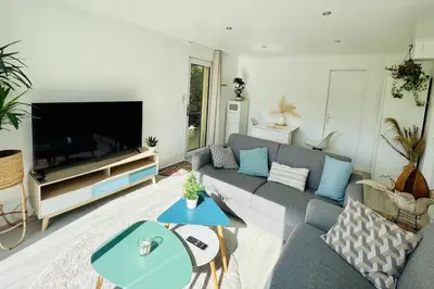 Télévision ou salle de divertissement dans l'établissement KosyHouse - Un petit coin de paradis-SPA & Massage