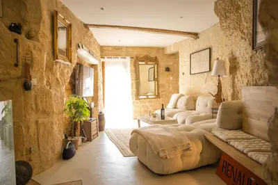 Coin salon dans l'établissement Chez Millouz - Triplex semi-troglodyte