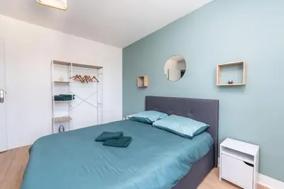 Un ou plusieurs lits dans un hébergement de l'établissement Le Garden B avec salle de sport