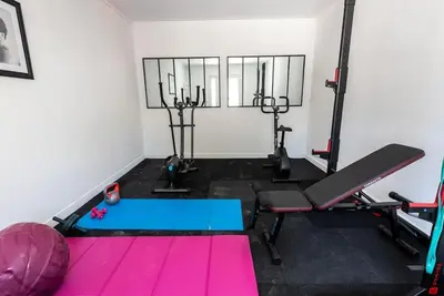 Salle ou équipements de sports de l'établissement Le Garden B avec salle de sport